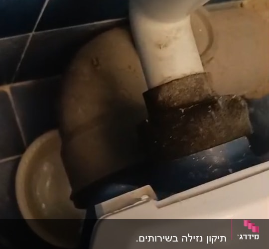 צינור פלסטיק מחובר למערכת ביוב